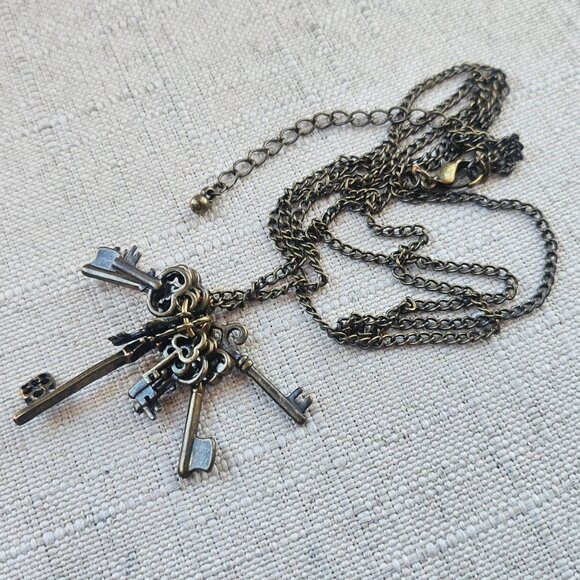 Nordstrom Rack Necklaces Antique Style Bronze Tone Multi Keys Pendant Jewelry - Picture 4 of 12